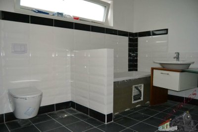 Sehr schönes und großes Einfamilienhaus! Eigener Pool, jedes Schlafzimmer mit begehbaren Kleiderschrank. Nur 40 Minuten von Wien
