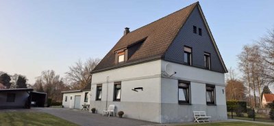 von privat: Riesengrundstück mit 2-FH in Delmenhorst-Neuendeel