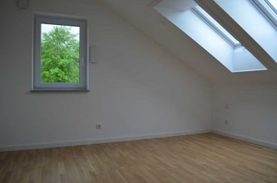 Helle 1,5-Zimmer-Dachgeschosswohnung mit Balkon & Garage in Metten