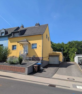 Gemütliche Doppelhaushälfte mit 3 Garagen und großem Garten in 50321 Brühl