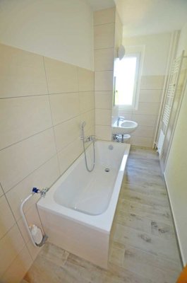 Sofort Bezug möglich! neu sanierte 2-Raum-Wohnung mit Badewanne, Balkon, PKW-Stellplatz!