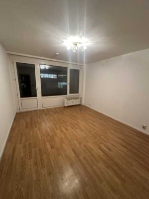 GROßZÜGIGE 4 ZI. WOHNUNG MIT SONNIGEM BALKON