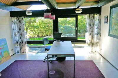 Architektur in perfekter Harmonie – HUF-Haus mit kreativem Studio, gemütlichem Kamin und vielfältige