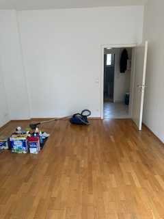 Sanierte 2-Zimmer-Altbauwohnung in Mehrfamilienhaus, mit großer Küche, Bad mit Badewanne