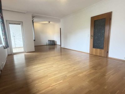 2 große Balkone, 2 Schlafzimmer, eine neue EBK, TGL-Bad, bei uns bekommen Sie ALLES!