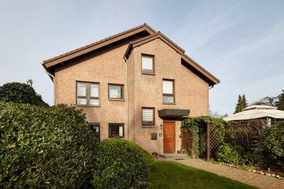 D-Nord: Eingerichtete 2-Zi-Wohnung. Wohnküche + EBK. Sonnenbalkon. Grün + ruhig in 2-Fam-Haus.