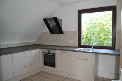 3-Zimmer-DG-Wohnung mit hochwertiger EBK und Balkon in kleiner Wohneinheit