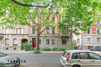 Lichtdurchfluteter Altbautraum mit Podestfenster – 3-Zimmer-Wohnung mit offener Wohnküche