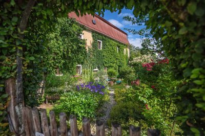 Denkmalgeschütztes Wohnhaus aus dem 18. Jahrhundert, ehemaliges Mühlengebäude in idyllischem Garten