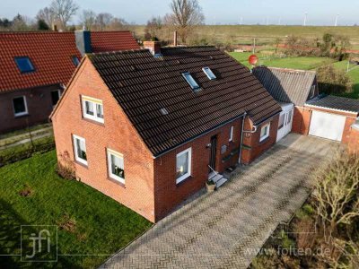 Hinter dem Haus der Deich, und nach vorne weites Land...