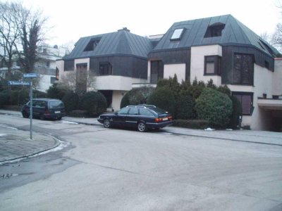 Exklusive, geräumige und gepflegte 1-Zimmer-Wohnung mit Balkon und Einbauküche in Muenchen