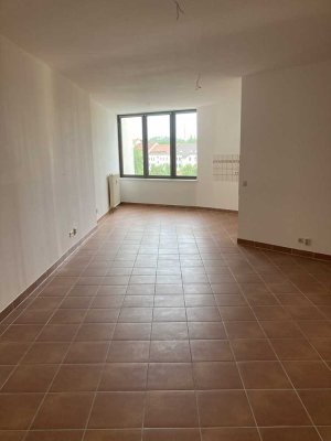 große geräumige 4-Raum-Wohnung mit Aufzug