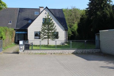 Zwei- Fam.-Haus mit zwei Wohnungen, komplett oder jede Wohnung Einzel zu vermieten.