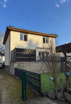 Modernes Haus in Berlin-Heiligensee: 4 Zimmer + modernisiertem Keller, Garten & Terrasse