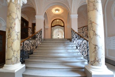 Prachtvolle voll renovierte Altbauwohnung mit Stuck / Attractive apartment in top location