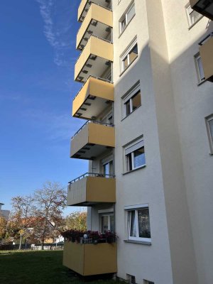 Vollständig renovierte 2-Raum-Wohnung mit Balkon und Einbauküche in Leonberg
