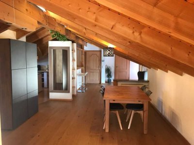 Gemütliche, 90qm große 3-Zimmer-Wohnung mit 2 Balkonen und EBK in Mitterfelden (2-FamHaus)