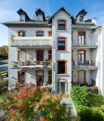 2 Zimmer-Altbauwohnung mit Einbauküche und Balkon