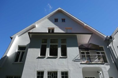 Wohnen mit Stil – Traumhafte 2,5-Zimmer-Dachgeschosswohnung in der Elsässer Straße