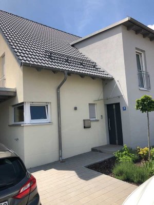 Neuwertige Doppelhaushälfte mit Garten und Carport