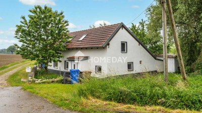 Zeitlos wohnen im Grünen – Einfamilienhaus mit überdachter Terrasse und Nebengebäude