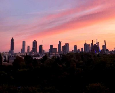 2-Zimmer-Wohnung mit Skyline-Blick, Balkon & Parkplatz, direkt am Main, PROVISIONSFREI