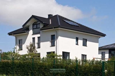 2 aneinander gebaute Wohnhäuser, Garten und 2 Garagen