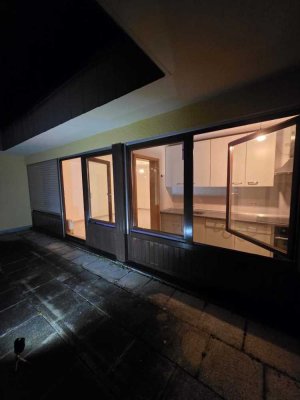 Top Wohnung - neues Bad - schöne Einbauküche - große Süd-Terrasse - Tiefgarage - 1 SP