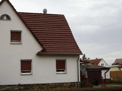 Einfamilienhaus (DHH) mit schönen Grundstück in ruhiger Lage von Artern