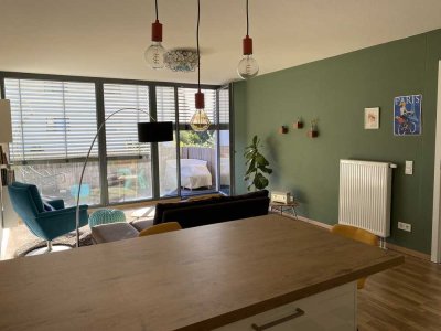 Moderne 2-Zimmer-Wohnung im Bauhaus-Stil mit bodentiefen Fenstern und großem Balkon