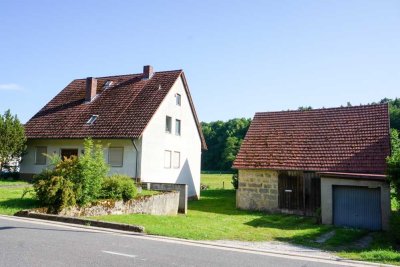 Viel Platz & direkt an der Natur - Wohnhaus mit kleiner Scheune und Garage in Hollfeld OT