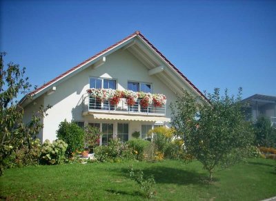 Familienglück im Grünen: Lichtdurchflutetes Zweifamilienhaus mit Garten auf drei Seiten!