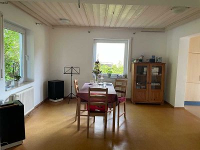 Sehr gepflegtes Zweifamilienhaus mit großzügigem Garten am Waldrand gelegen