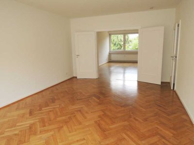 Großzügige 4-Zimmer Wohnung mitten in der City! Altbau-Flair!