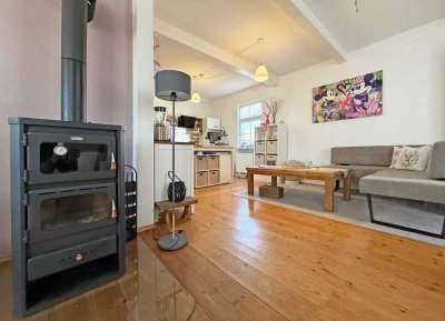 Ansprechende Kapitalanlage: Idyllisch gelegener 2-Zimmer-Altbaucharme mit Einbauküche & Kaminofen