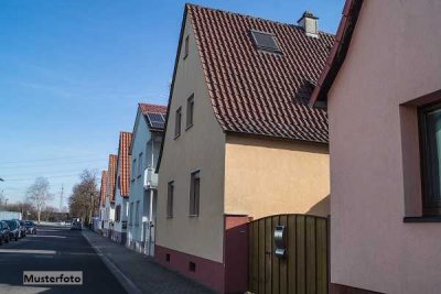 Einfamilienhaus mit Anbau und Garage - ein Fall für den Heimwerker!
