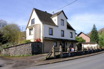 Großes Einfamilienhaus mit Garagen und Baugrundstück Nähe Windeck-Rosbach / Sieg