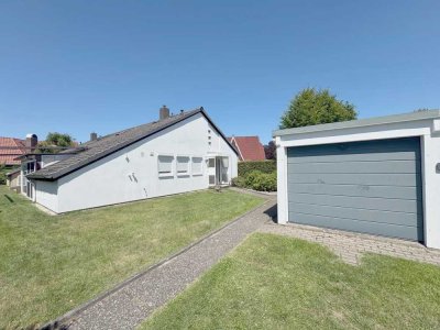 Gepflegte Doppelhaushälfte mit schönem Garten, EBK und Garage in Moordeich