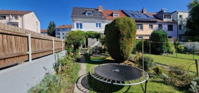 Schmuckes Reihenendhaus unmittelbar an der Nidda und 2 min. zur U-Bahn