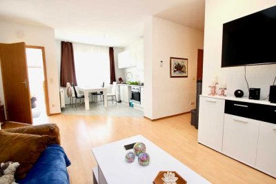 Ein Traum im Erdgeschoss - Ruhige & charmante 2,5-Raum-Wohnung - hell, Laminat, Wanne, Einbauküche
