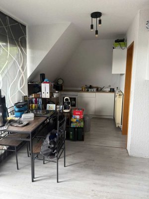 Top Renoviert, tolle, neue EBK: Ruhig, zentral, 2-Zimmer-DG Apartment mit Balkon, Keller, Stellplatz
