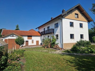 Sanierungsbedürftiges Zweifamilienhaus auf schönem Eckgrundstück mit zwei Nebengebäuden