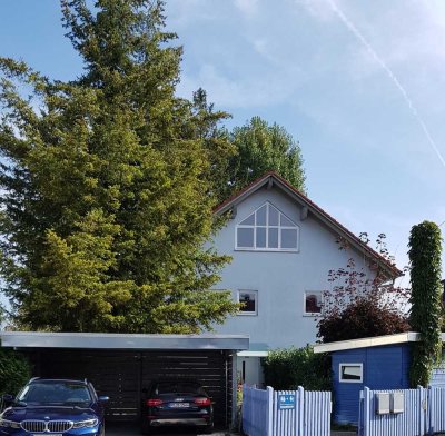 Schöne und geräumige DHH mit ausgebautem Dach in Feldmoching