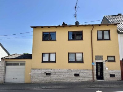 Großzügiges 1-2 Familienhaus mit großem Grundstück und Garagen im Herzen von Wadgassen