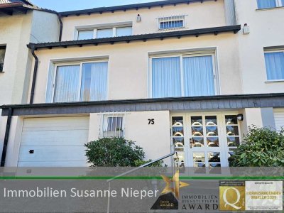 Bezaubernd in Solingen Gräfrath. Einfamilienhaus mit Terrasse, Teich und Garage.