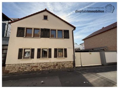 Freistehendes EFH, 8 ZKB, mit Hof und 2 Carports + sep. Baugrundstück (ca. 380 m²)