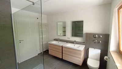 Erstbezug nach Sanierung: Moderne Wohnung mit EBK, Balkon und Terrasse in ruhiger Lage im Grünen