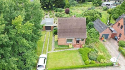 Zuhause gesucht? Einfamilienhaus auf großem Grundstück mit Garage und Flair wartet auf Dich