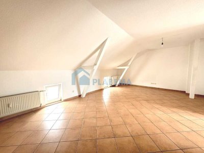 2- Zimmer- Dachgeschosswohnung mit Balkon, Bad mit Wanne, Dusche und Fenster