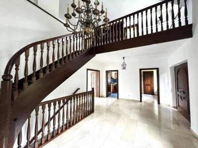 Frühlingshit 2026 (!) Großzügige Villa in Badener Bestlage am Mitterberg mit prächtigem Garten - zentrumsnahe, eine echte Rarität (!)